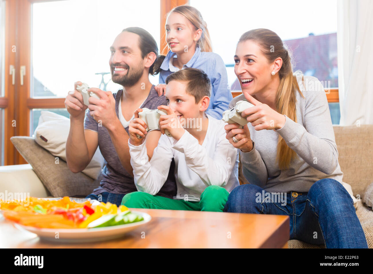 Familie Freizeit zusammen und spielen mit Videospiel-Konsole Stockfoto