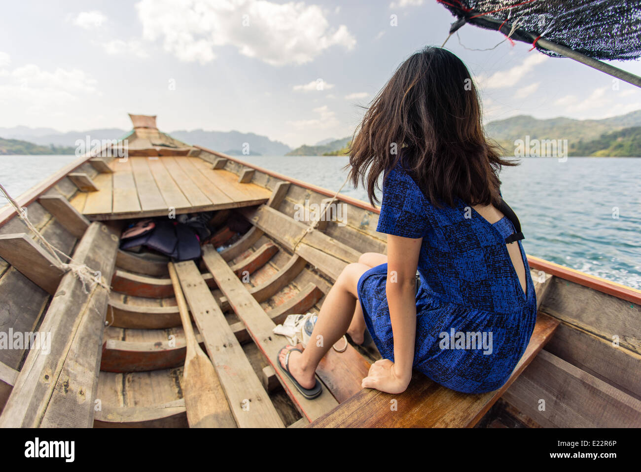 Schöne Asiatin Tourist entspannend am Cheow Lan Lake, Khao Sok Nationalpark, Phang Nga, Thailand Stockfoto