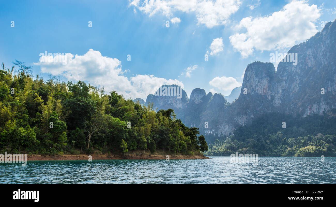 Blick auf Chiew Lan See im Khao Sok Nationalpark, Thailand Stockfoto