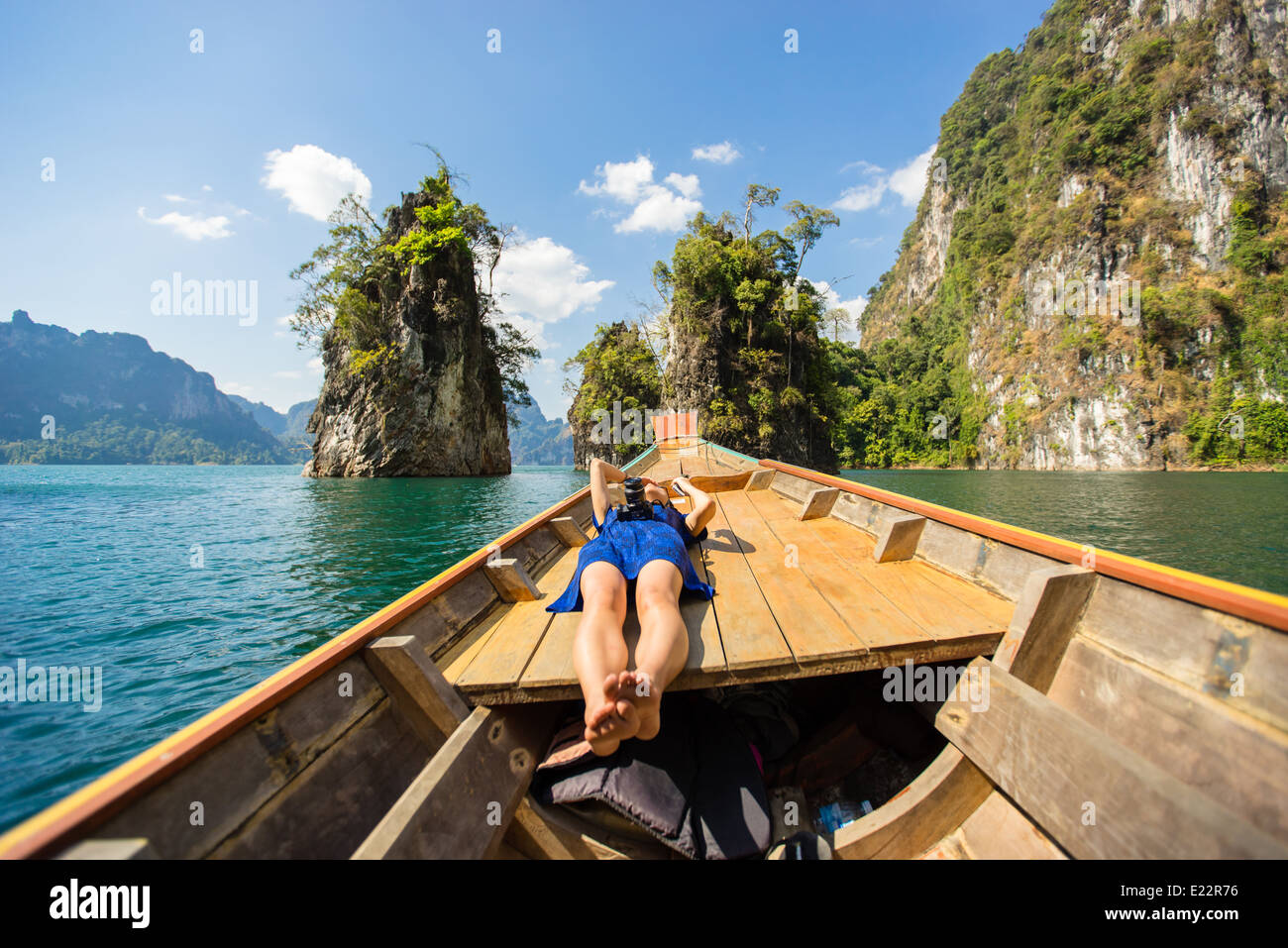 Schöne Asiatin Tourist entspannend am Cheow Lan Lake, Khao Sok Nationalpark, Phang Nga, Thailand Stockfoto