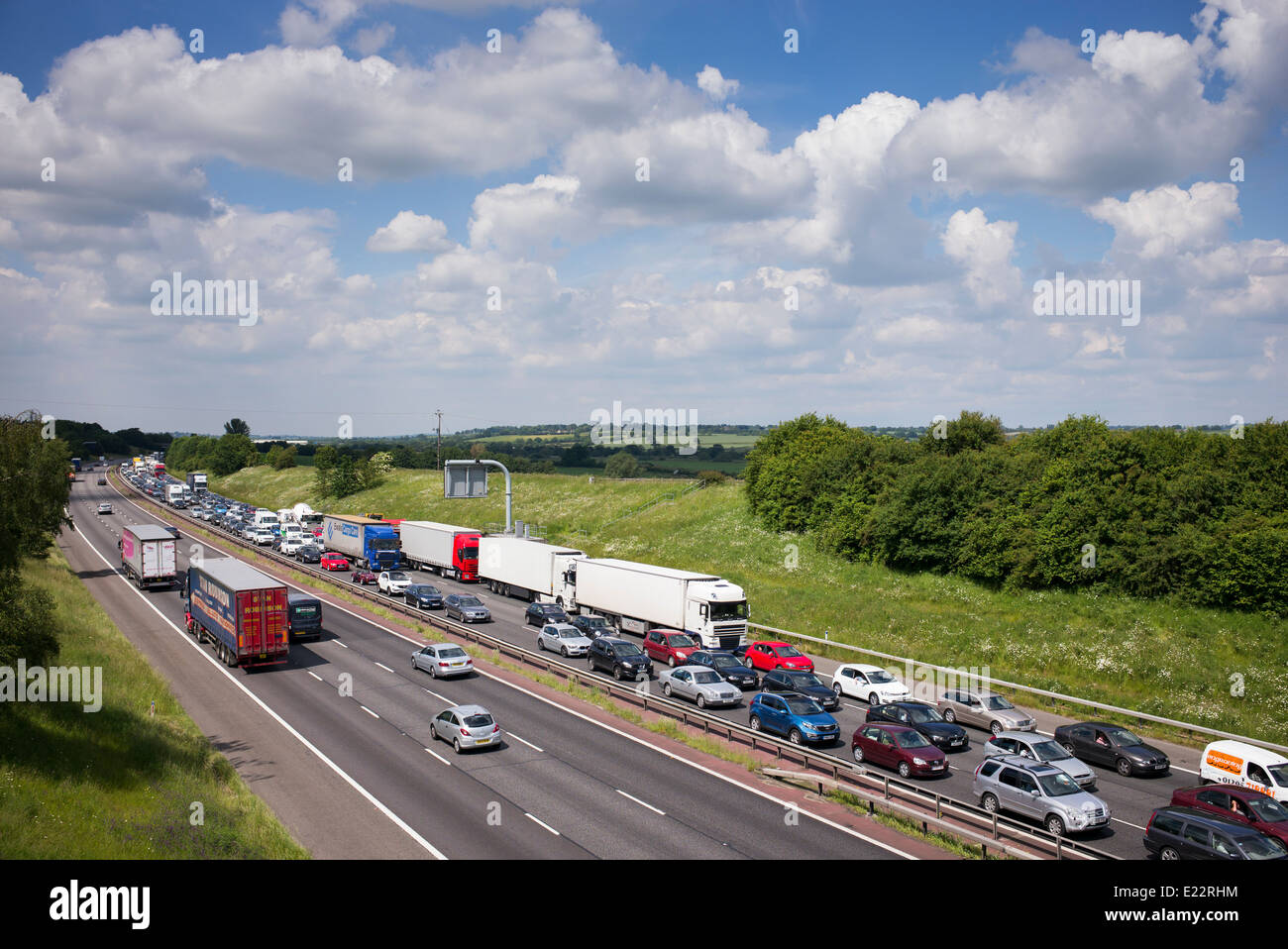 Stau auf der Autobahn Richtung Süden M40 in Oxfordshire, England Stockfoto