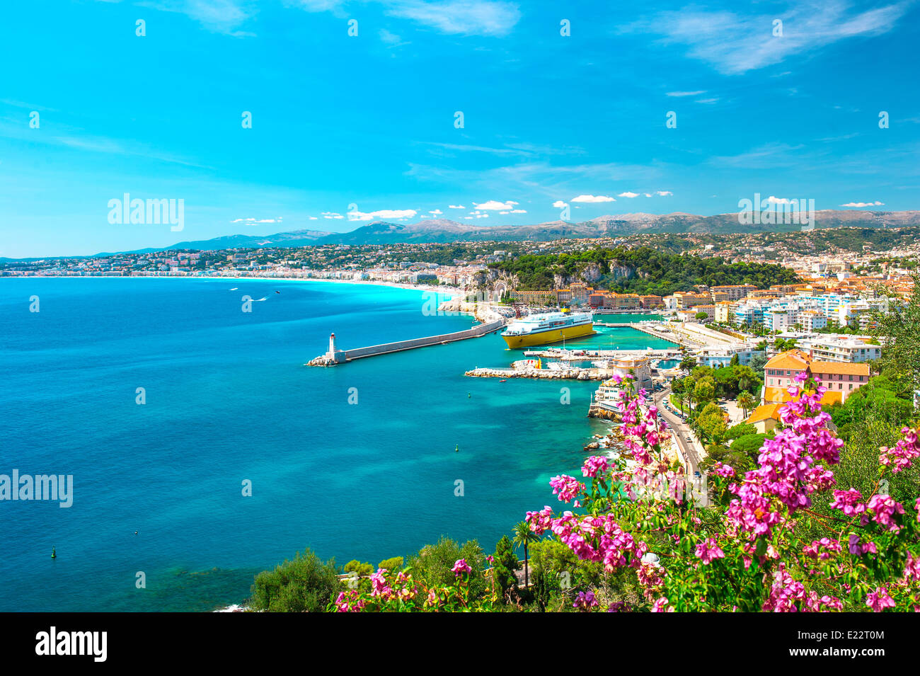 Schöne Stadt, Côte d ' Azur, Frankreich. Türkisfarbene Mittelmeer und perfekten blauen Himmel Stockfoto