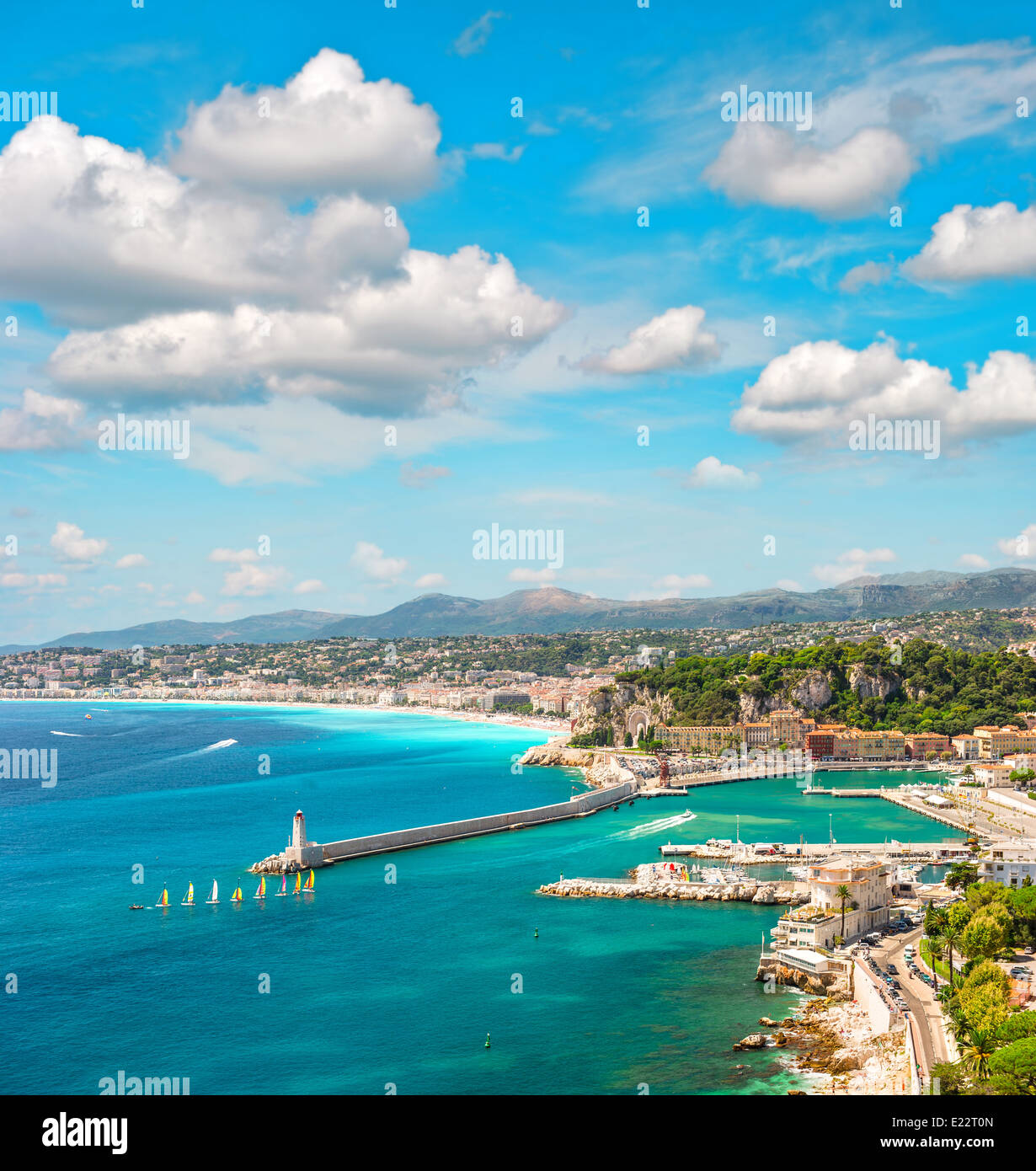 Ansicht der Stadt Nizza, Côte d ' Azur, Frankreich. Türkisfarbene Mittelmeer und perfekten blauen Himmel Stockfoto