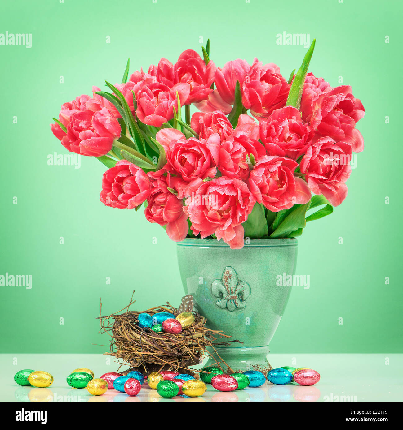 rote Tulpe Blumen und Schokolade Ostereier. festliches arrangement Stockfoto