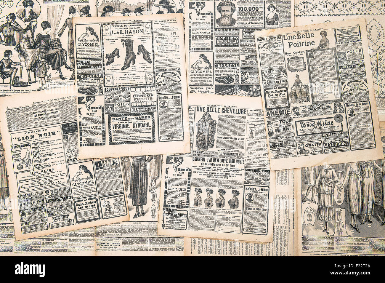 Frankreich, PARIS - um 1919: Zeitungsseiten mit antiken Werbung. Damen Mode-Magazin Le Petit Echo De La Mode Stockfoto