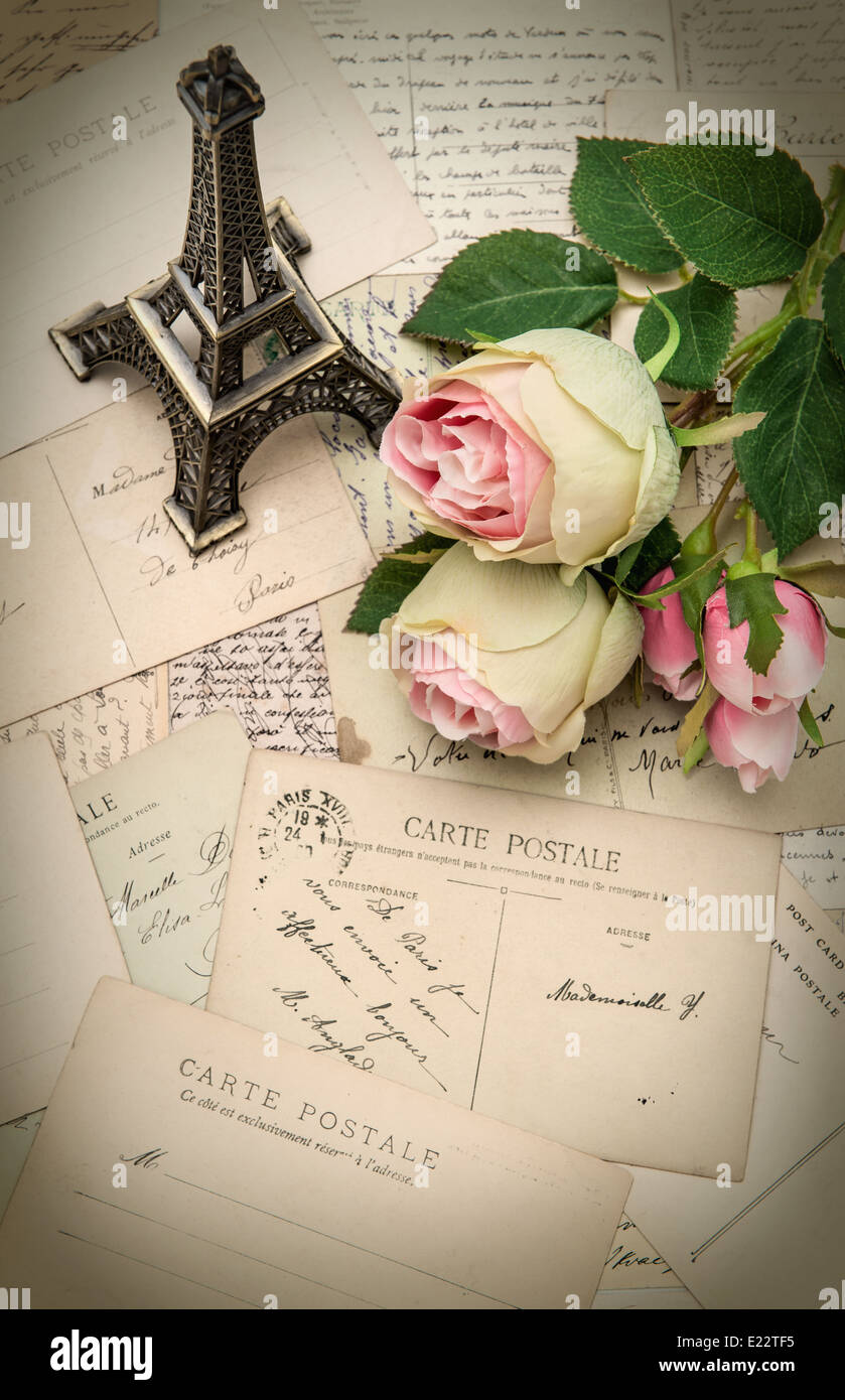 Rosen, antike französische Postkarten und Souvenirs Eiffelturm von Paris. nostalgische sentimental Hintergrund. Stockfoto