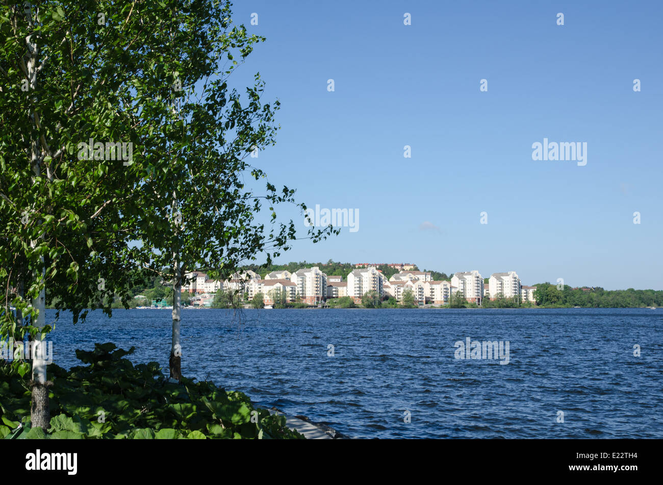 Stockholm - die grüne Stadt. Blick auf Mälarsee und Vorort Minneberg. Stockfoto