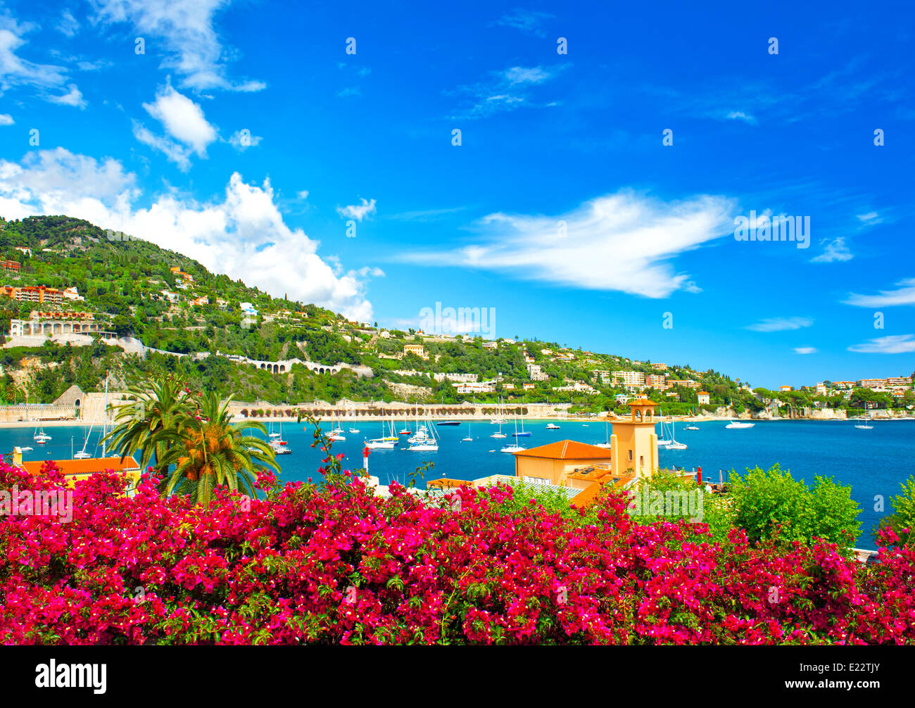 Côte d ' Azur in der Nähe von Nizza und Monaco. Mittelmeer-Landschaft. Leuchtende Farben Stockfoto
