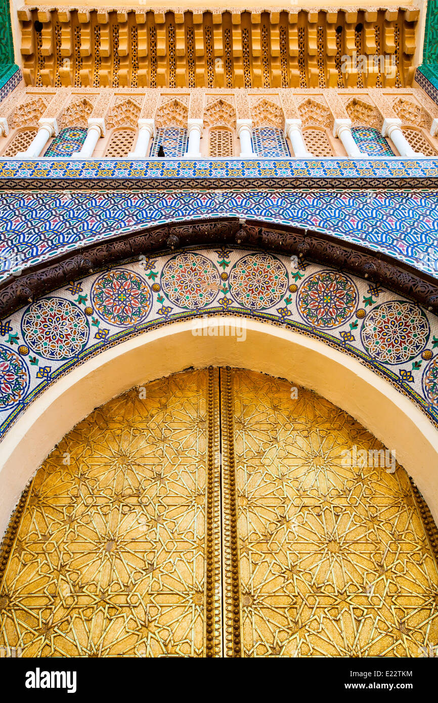 Detail des Haupteingangs, Dar el Makhzen, der Königspalast am Ort des Alawiden in Fez, Marokko. Stockfoto