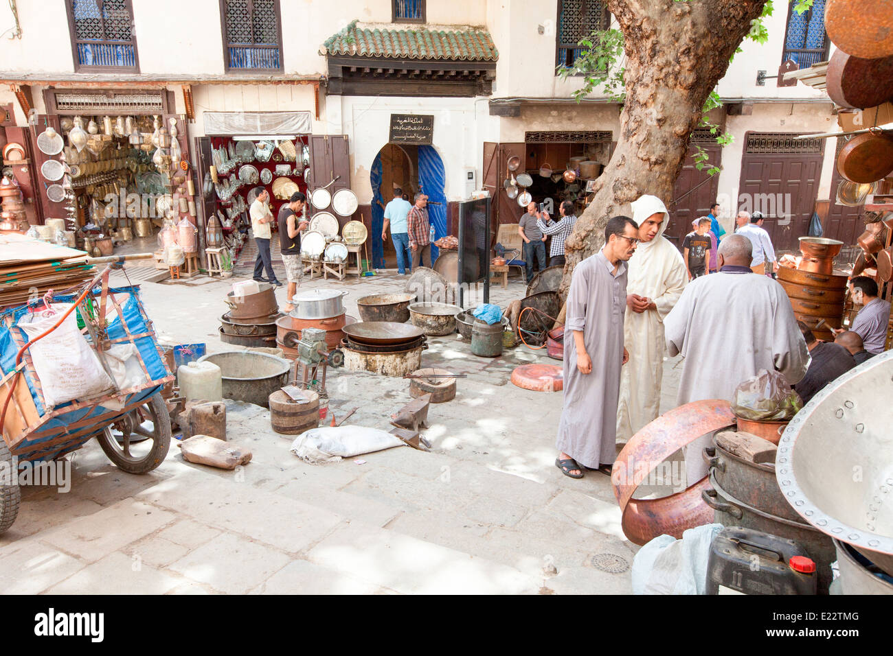 Schlosser-Werkstätten säumen den Ort el Seffarine in Fez, Marokko. Stockfoto