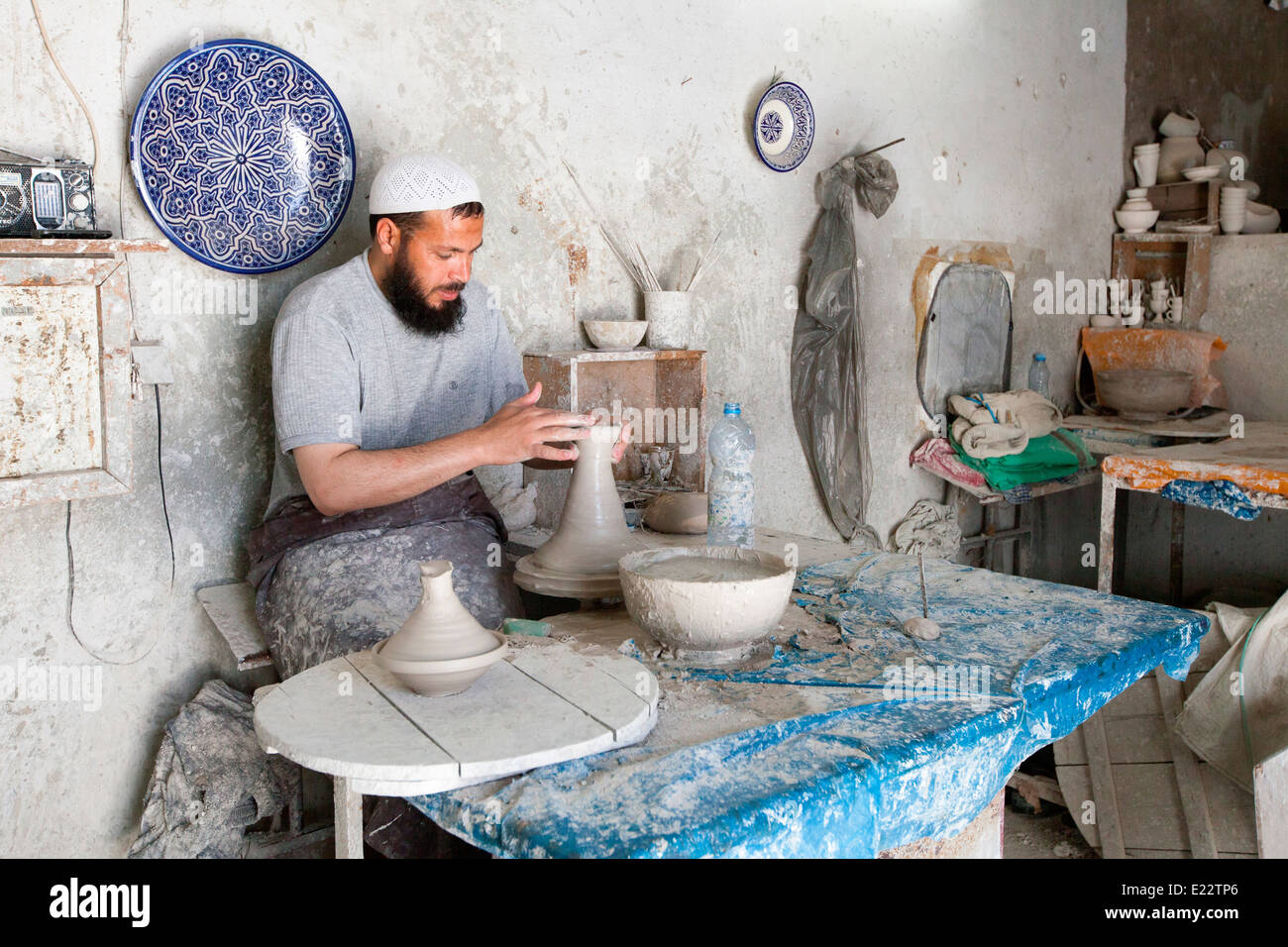 Traditionelle handgefertigte Keramik produziert bei einem Workshop in Fez, Marokko. Stockfoto