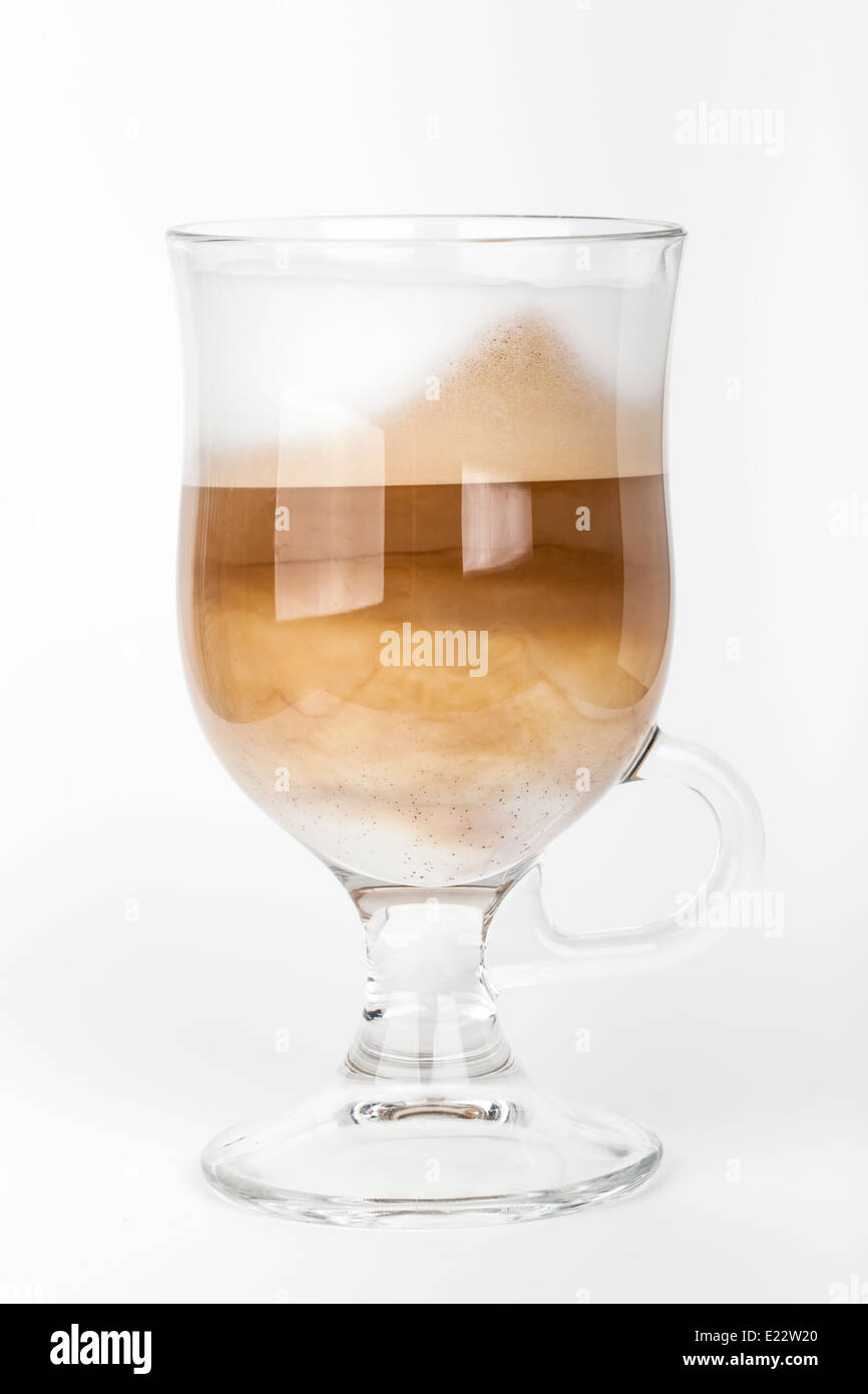 Glas Becher mit Henkel Latte Kaffee, Closeup Studio Foto Stockfoto