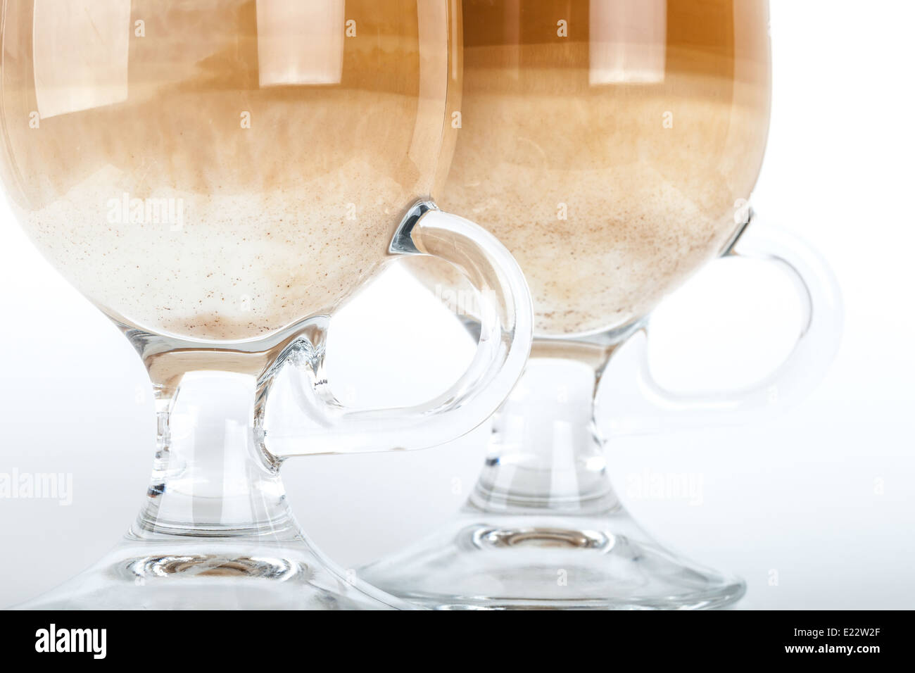 Zwei große Gläser mit Griffen Latte Kaffee, Makro-Foto Stockfoto