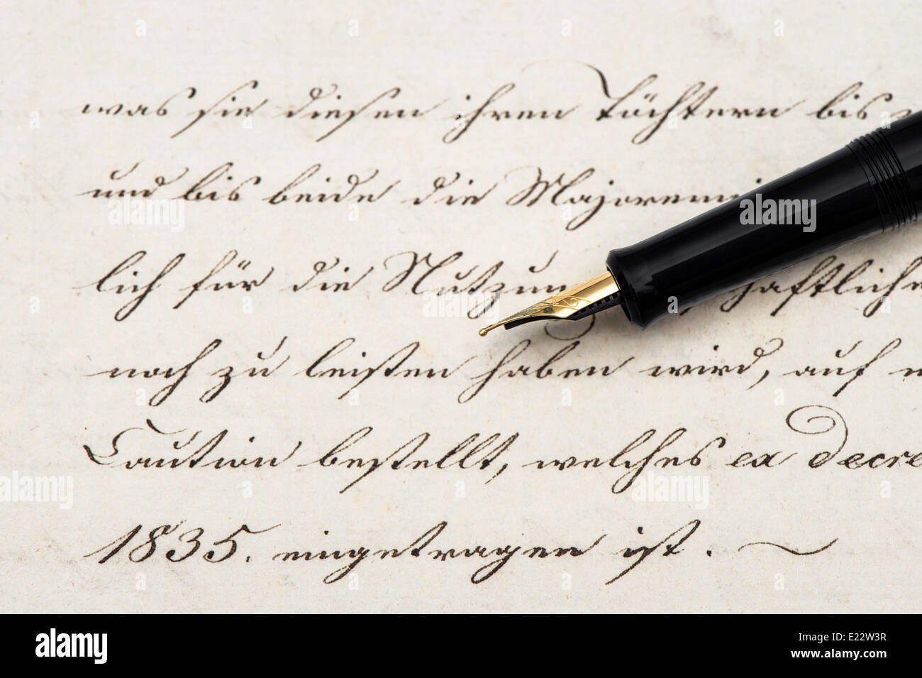Alter Brief mit kalligraphischen handschriftlichen Text und Vintage Kugelschreiber. Retro-Stil Hintergrund Stockfoto