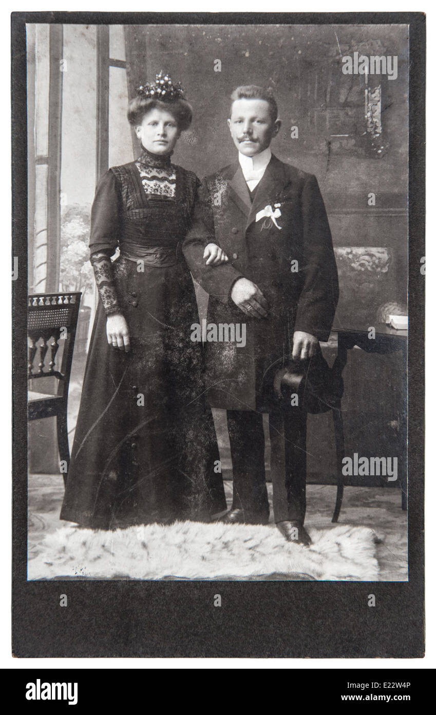 BERLIN, Deutschland - um 1900: Vintage Hochzeitsfoto. nur Ehepaar. antikes Bild mit original Scratchesand Filmkorn Stockfoto