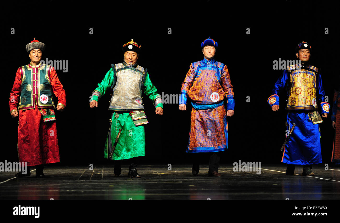 Hulun Buir, Chinas autonomen Region Innere Mongolei. 14. Juni 2014. Modelle zeigen Kreationen während der nationalen Kostüm Festival der Mongolei in Hulun Buir, Nord-China autonomen Region Innere Mongolei, 14. Juni 2014. Mongolische Trachten entwickeln sich meist aus Gericht und Nomadenleben. Sie sind gestickt und gewebt in leuchtenden Farben, oft mit exquisiten Diademe und Gürtel. © Shao Kun/Xinhua/Alamy Live-Nachrichten Stockfoto
