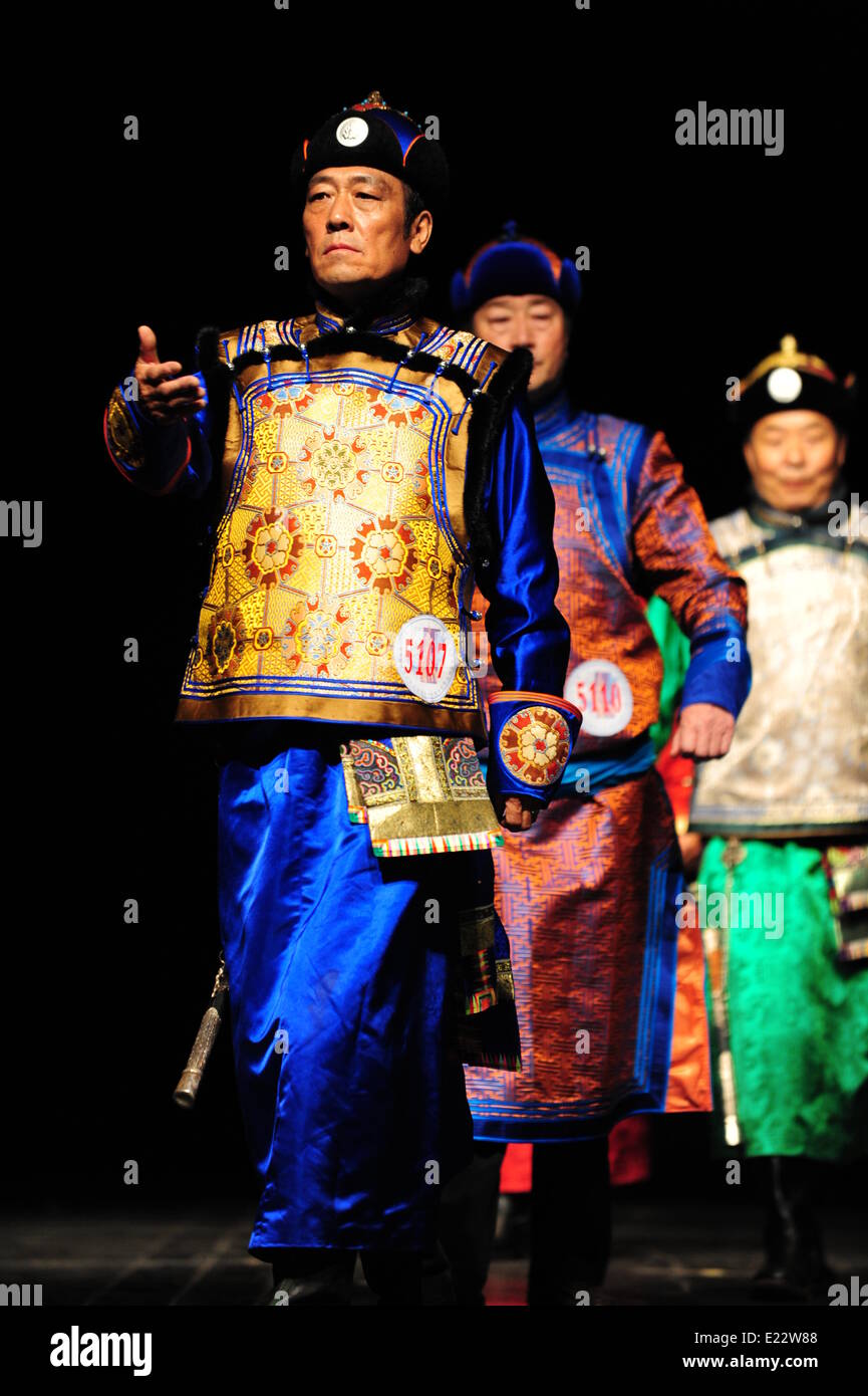 Hulun Buir, Chinas autonomen Region Innere Mongolei. 14. Juni 2014. Modelle zeigen Kreationen während der nationalen Kostüm Festival der Mongolei in Hulun Buir, Nord-China autonomen Region Innere Mongolei, 14. Juni 2014. Mongolische Trachten entwickeln sich meist aus Gericht und Nomadenleben. Sie sind gestickt und gewebt in leuchtenden Farben, oft mit exquisiten Diademe und Gürtel. © Shao Kun/Xinhua/Alamy Live-Nachrichten Stockfoto