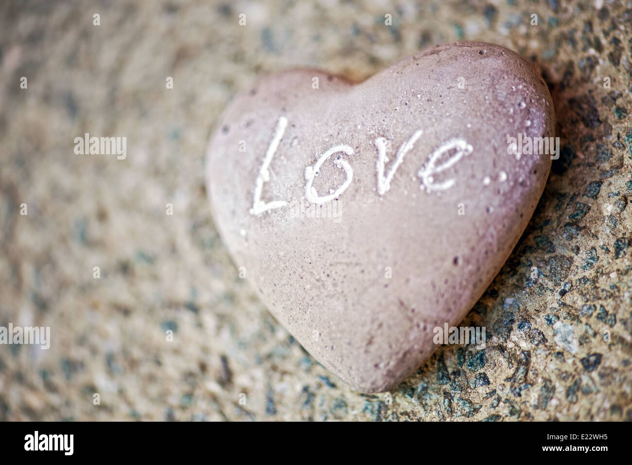 Stein Herz mit dem Wort - Liebe - darauf Stockfoto