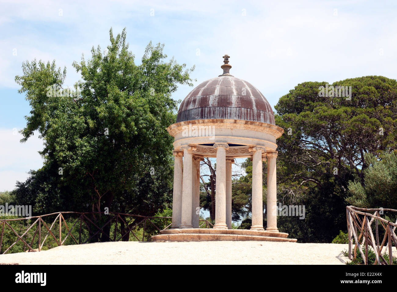 Neo-klassische Runde Tempel in den Gärten von Schloss Donnafugata in Sizilien Stockfoto