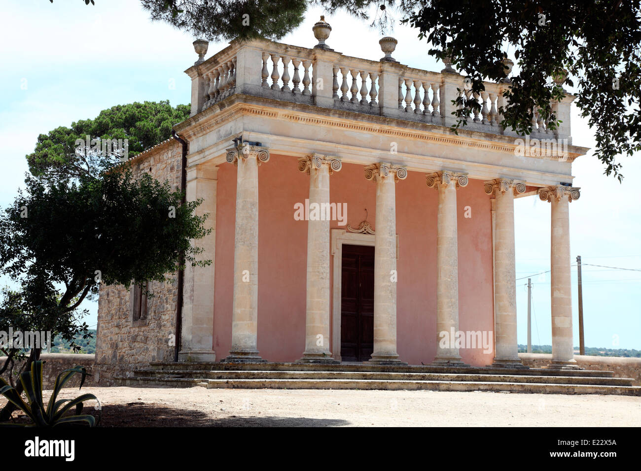 Neo-klassische Tempel in die Gärten von Schloss Donnafugata außerhalb Ragusa Stockfoto