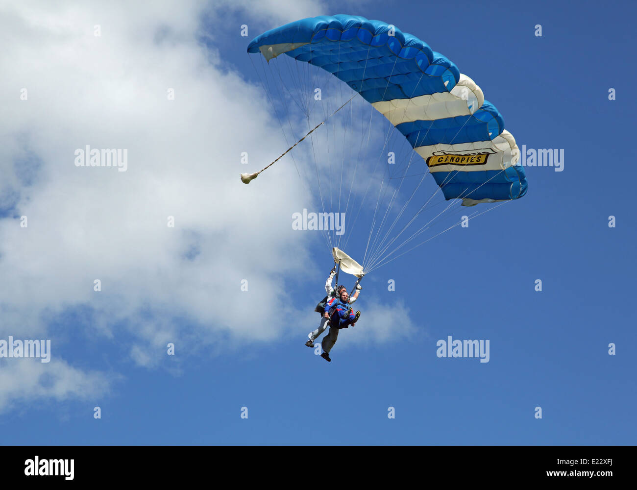 Amateur erstmals mit einem Tandem Fallschirmspringer bei Hinton Lillo Hinton Airfield, Oxfordshire direkt Stockfoto