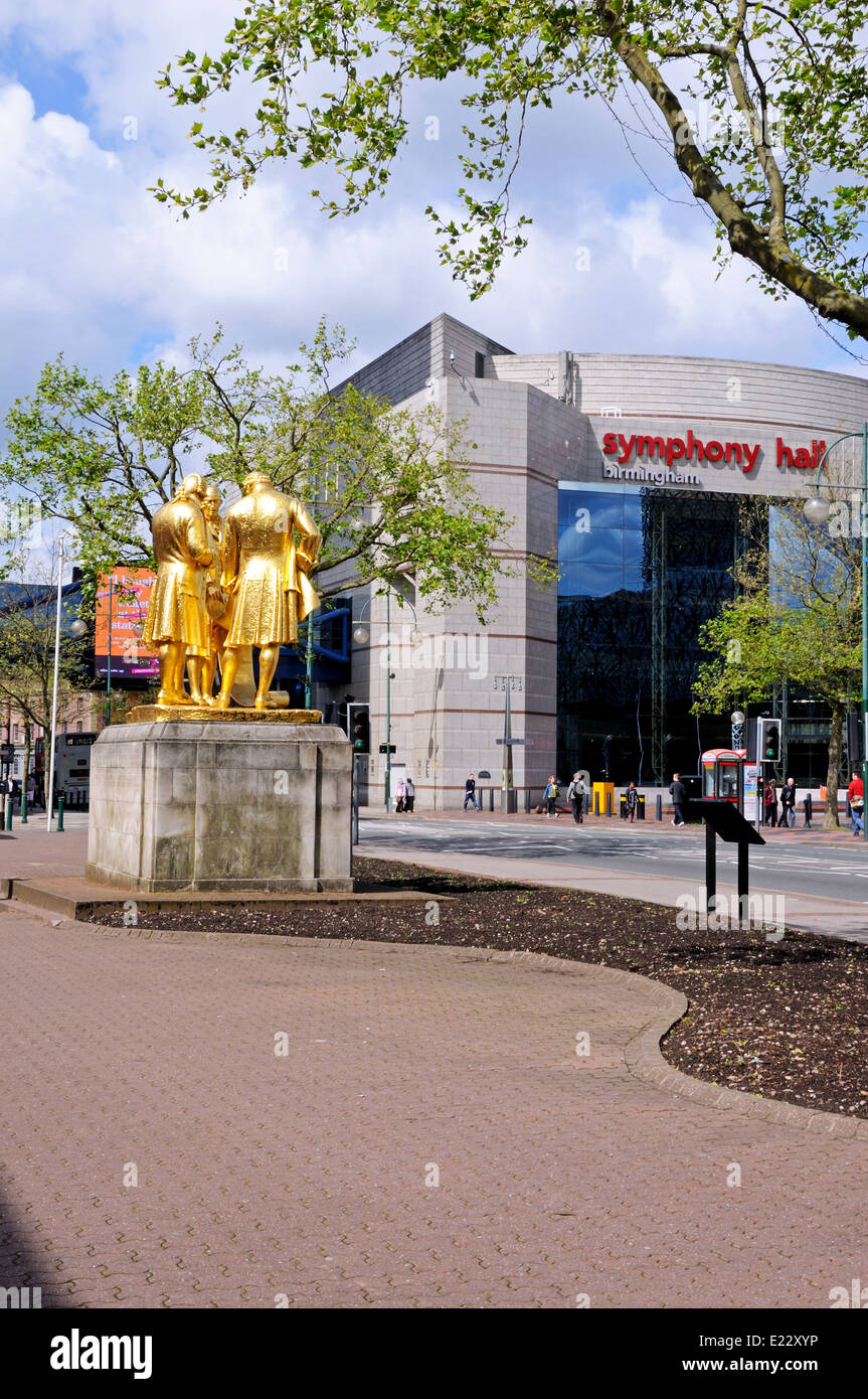 Statue von Matthew Boulton, James Watt und William Murdoch durch William Bloye mit der Symphony Hall nach hinten, Birmingham. Stockfoto