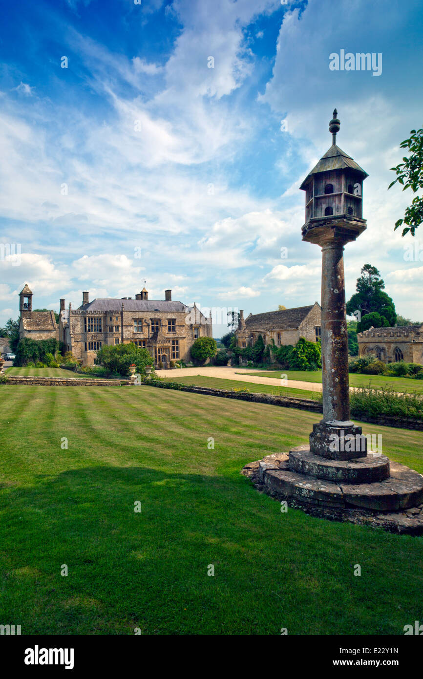 Die Westfassade und Taubenschlag bei Brympton d'Evercy Haus nr Yeovil, Somerset, England, UK Stockfoto