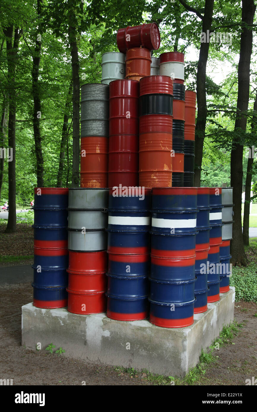56 Fässer (1968–1977) von Christo Vladimirov Javacheff (1935–2020) Stockfoto
