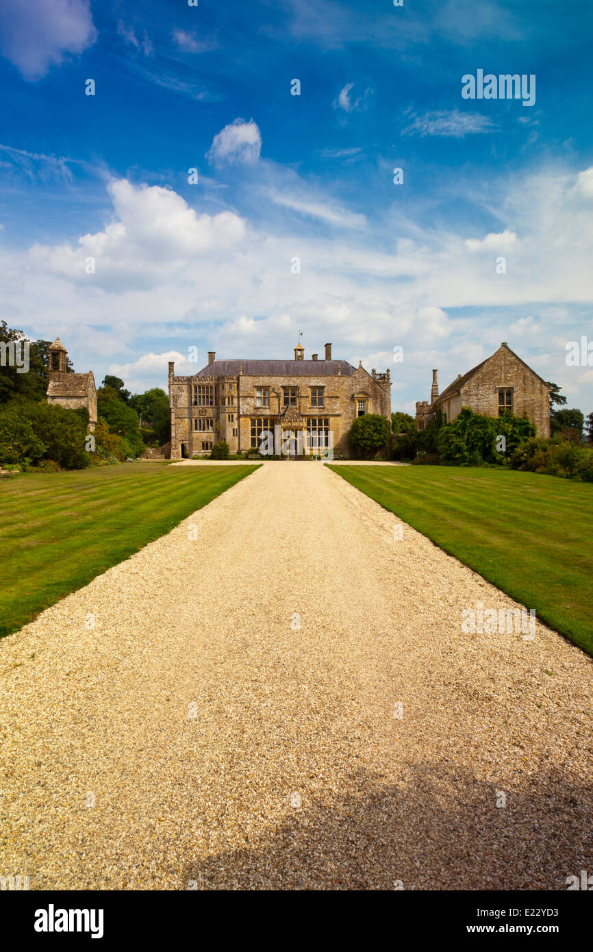 Die Westfassade und Einfahrt am Brympton d'Evercy Haus nr Yeovil, Somerset, England, UK Stockfoto