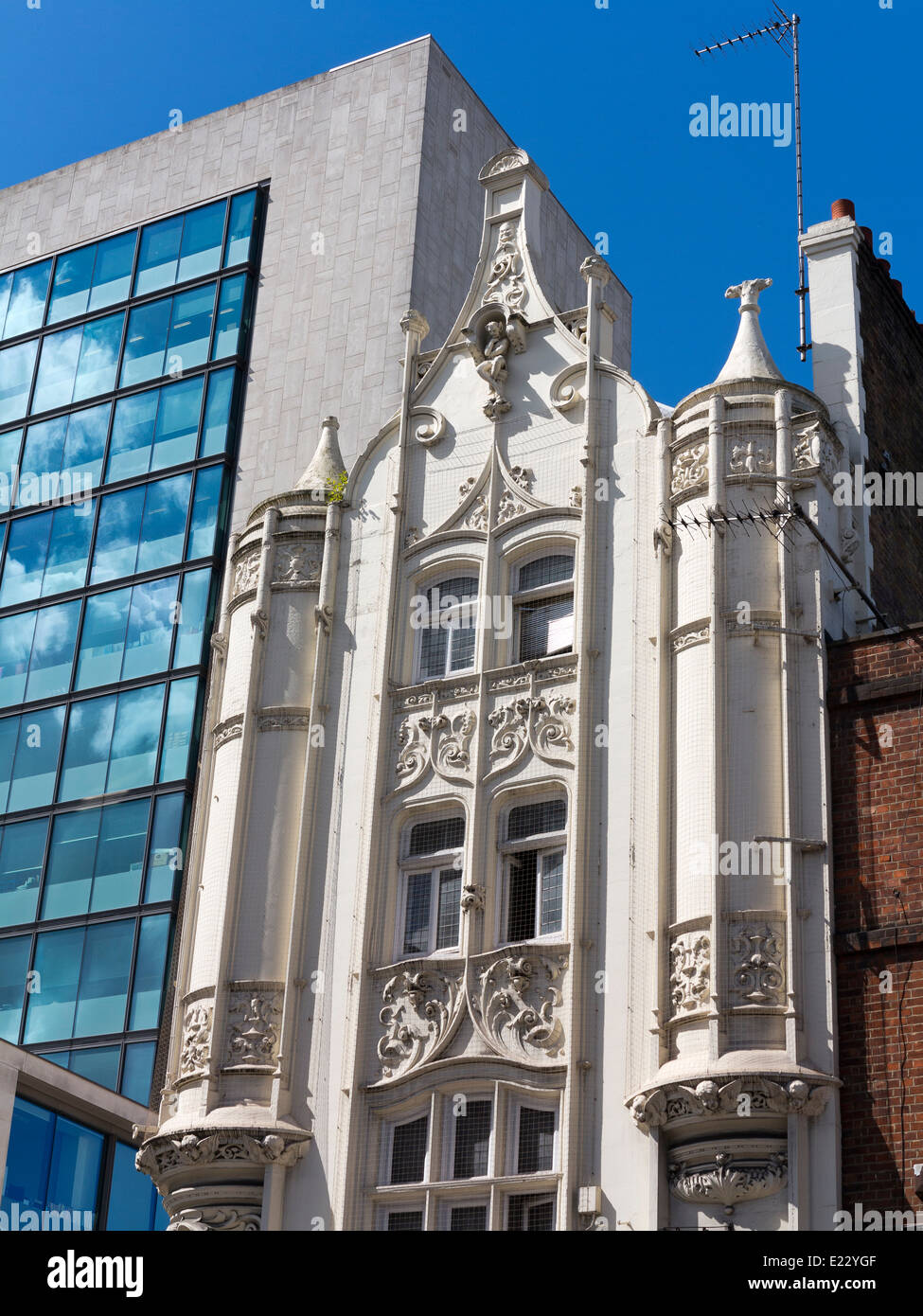 Die obere Fassade des The Rising Sun Public House Tottenham Court Road London Stockfoto