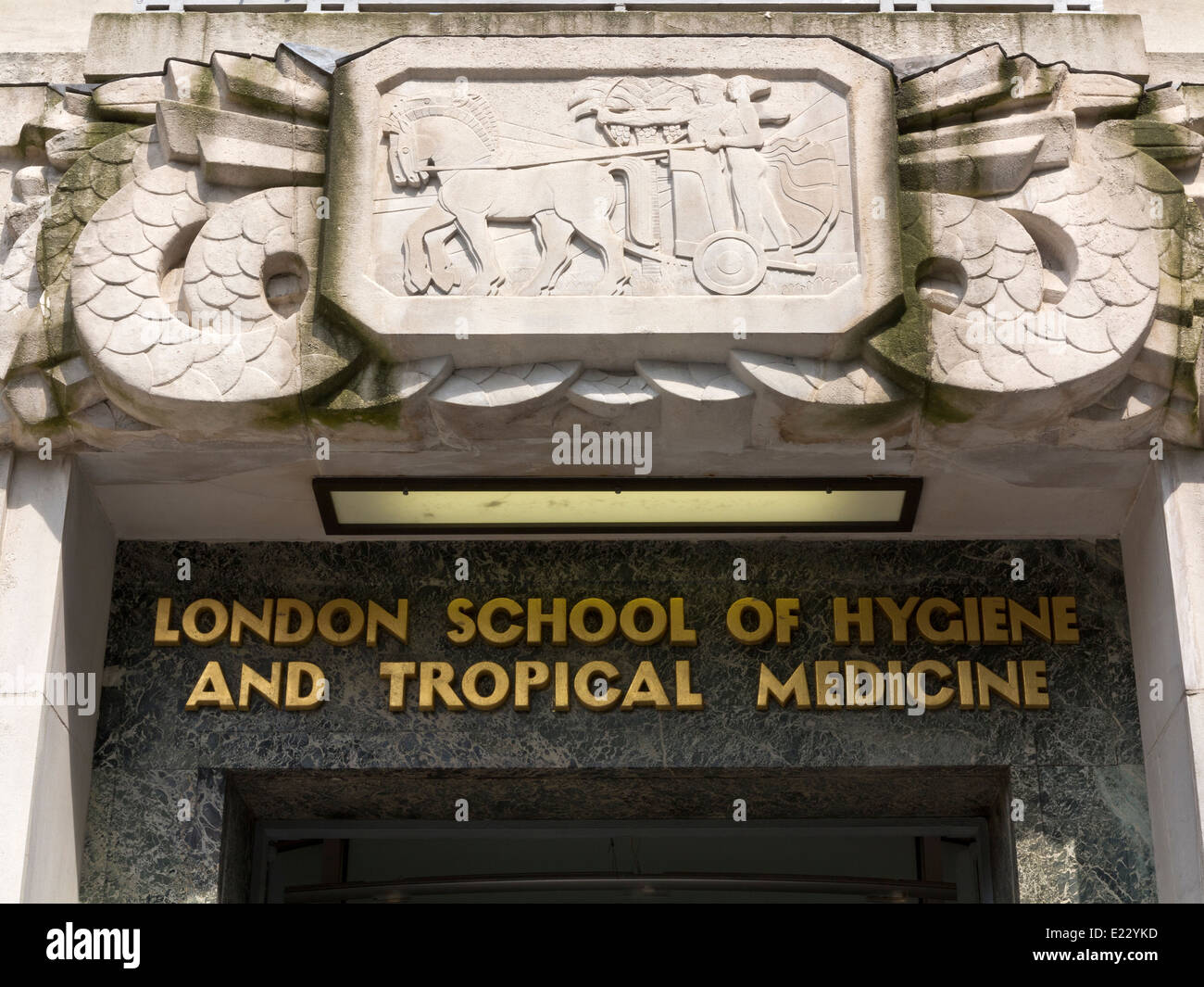Das Schnitzwerk von Apollon und Artemis Reiten einen Wagen über dem Haupteingang von der London School of Hygiene & Tropical Medicine Stockfoto