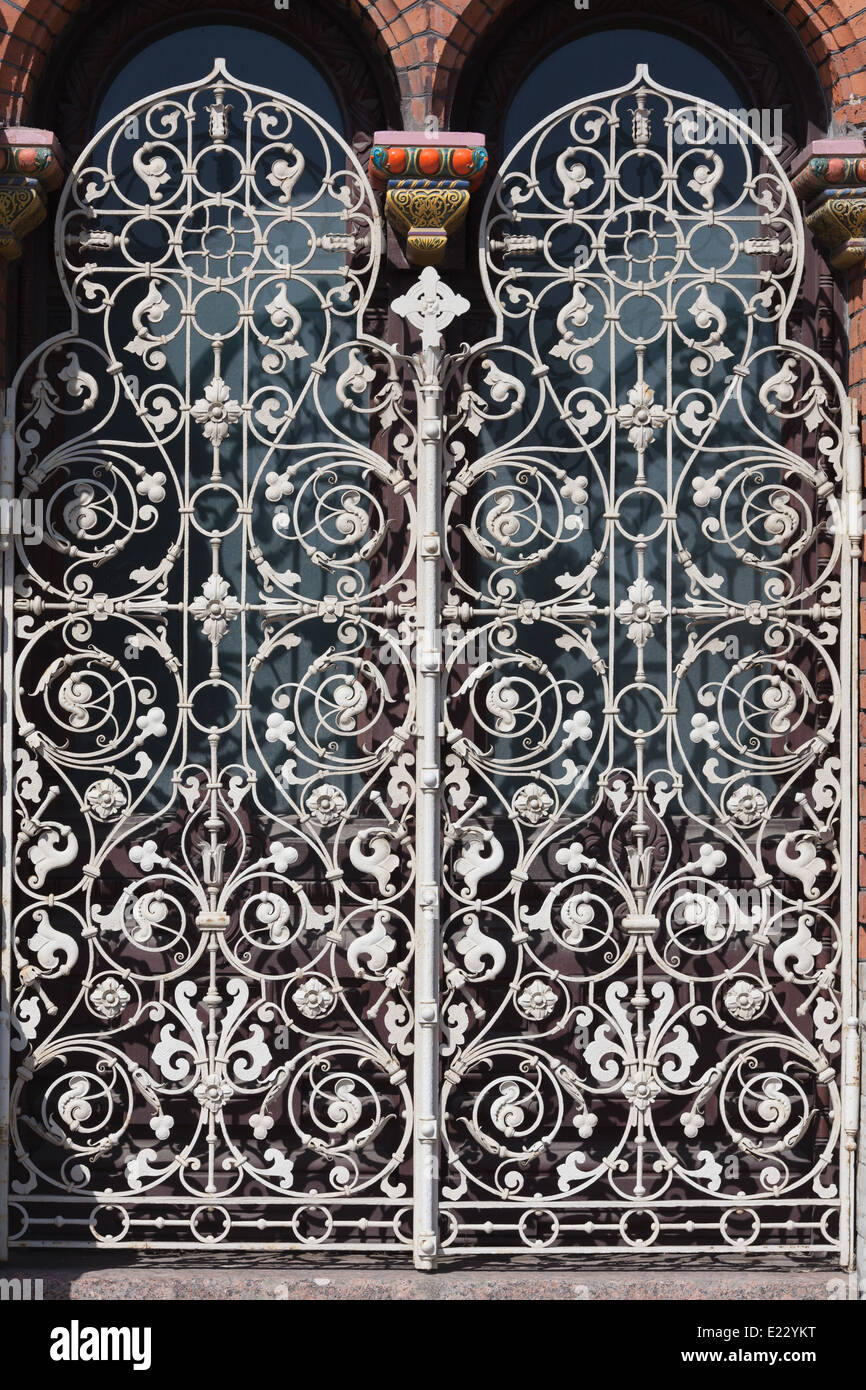 Durchbrochene Metalltüren - Element außen Dekor Kirche der Erscheinung des Herrn in St. Petersburg, Russland Stockfoto