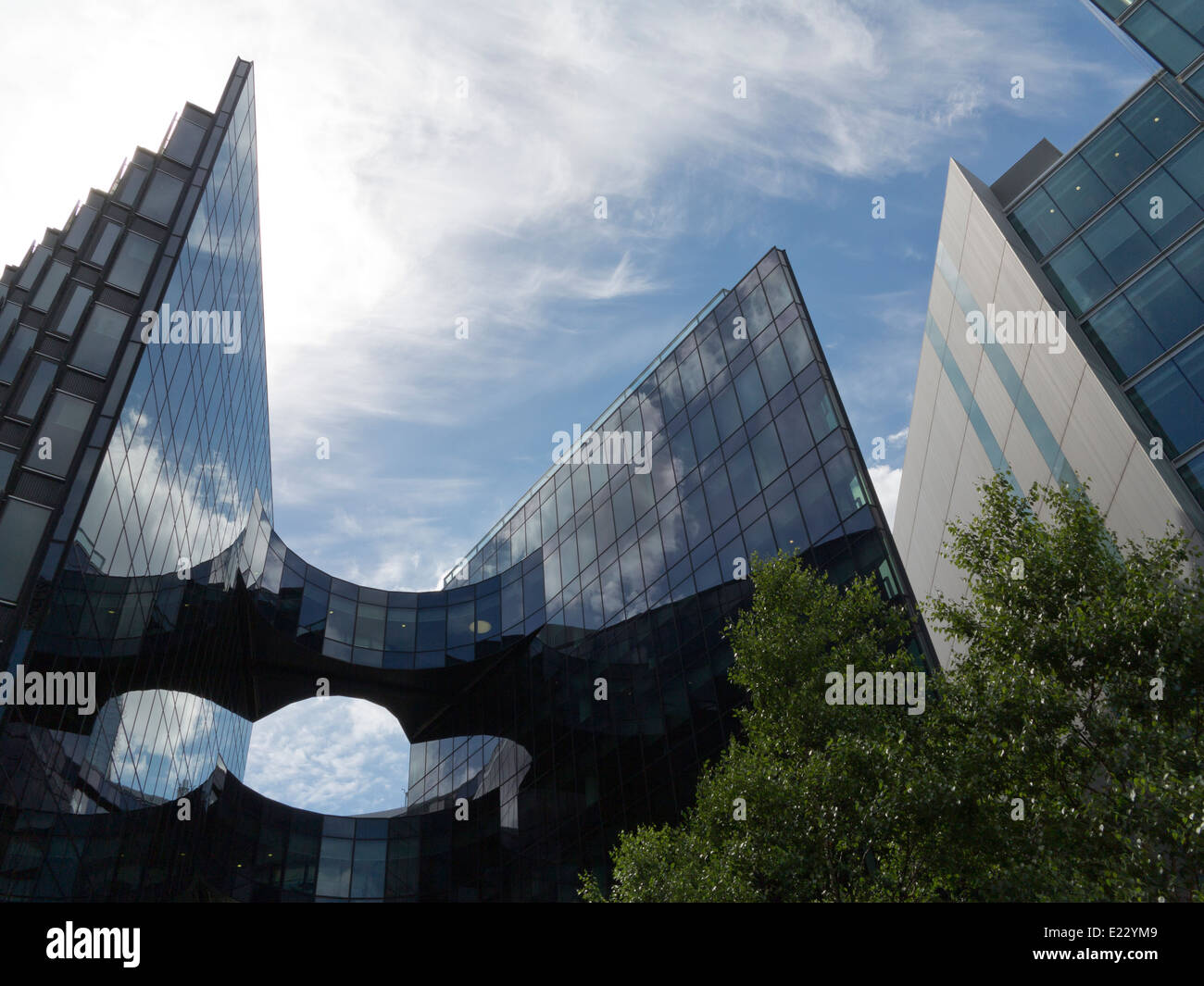 Himmel im dramatischen abgewinkelten moderner Architektur London Stockfoto