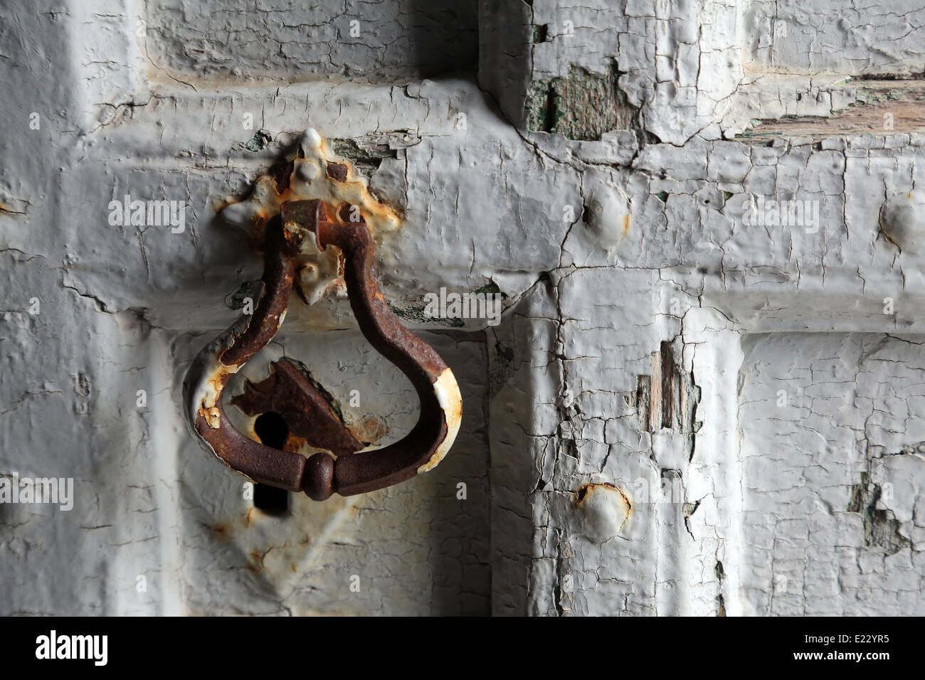 Alte Türklinke, Detail einer alten Tür des Heiligen Johannes der Täufer-Kirche in Riomaggiore, Ligurien, Italien Stockfoto