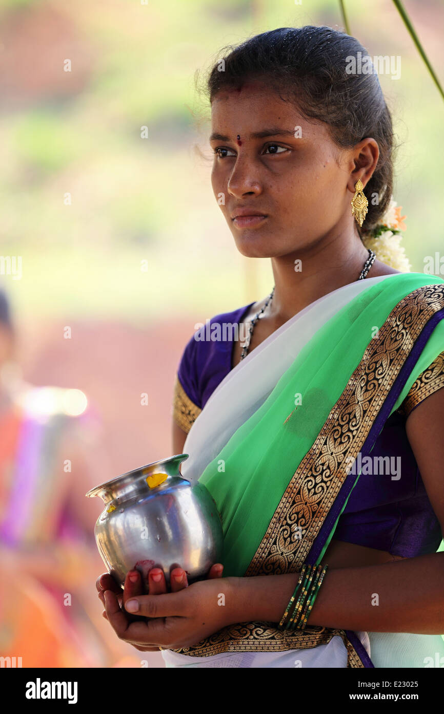 Indische Frau hält einen Wassertopf für Pooja Indien Stockfoto
