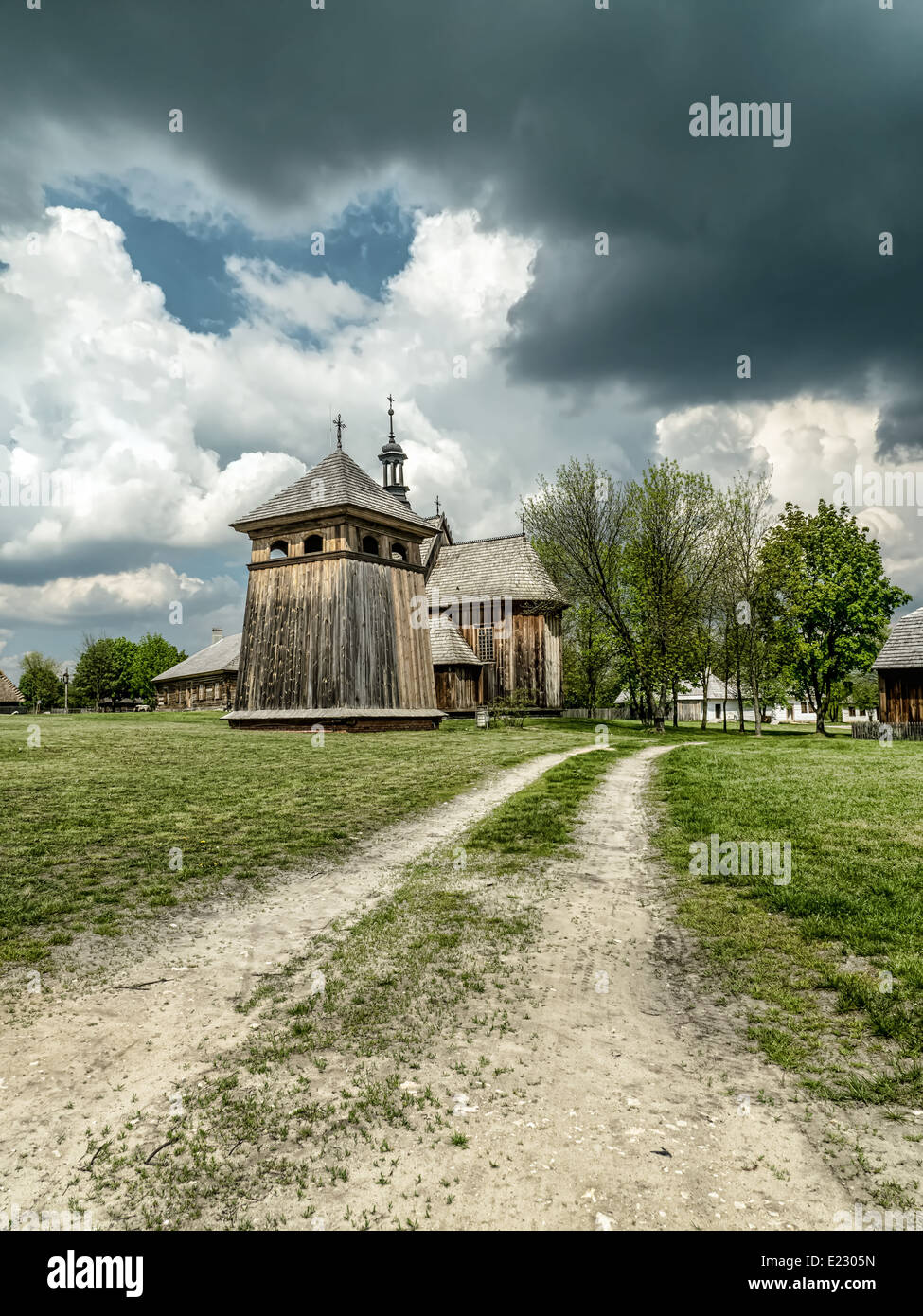 Landschaft mit alten kleinen Holzkirche vor dramatischen Himmel Stockfoto