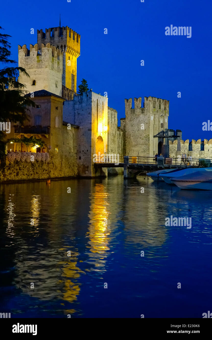 Scaliger Burg (Castello Scaligero) in Sirmione auf See bei Nacht, Gardasee, Lombardei, Italien, Europa Stockfoto