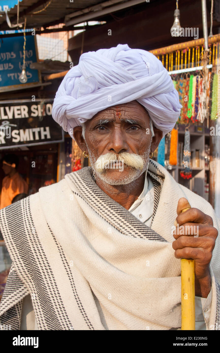 Alten indischen Mann mit traditionellen Rajasthani Turban in Pushkar Dorf in Rajasthan Stockfoto