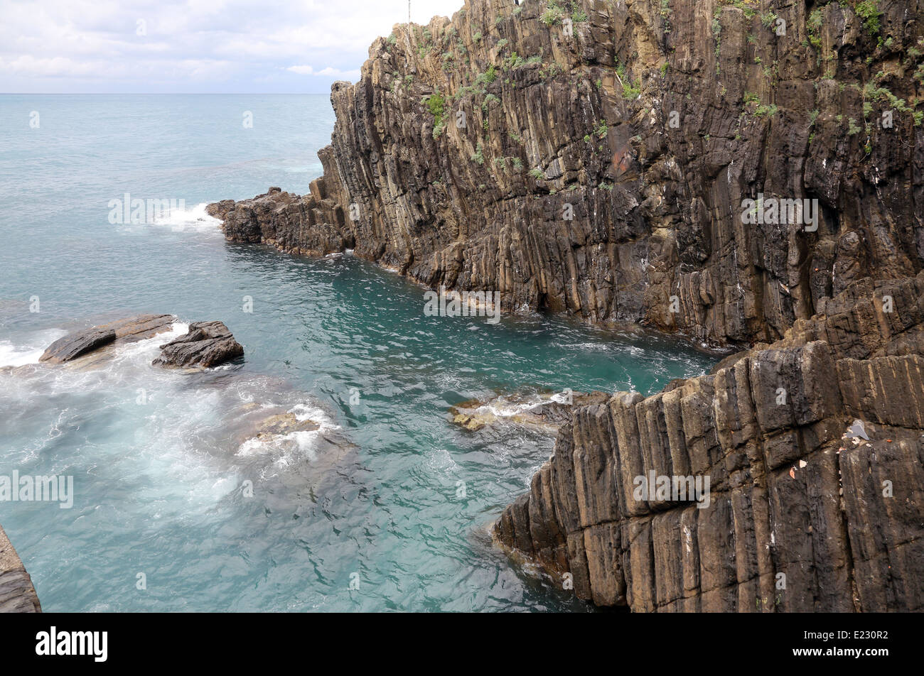 Klippen entlang des Mittelmeers in Cinque Terre, Italien. Stockfoto