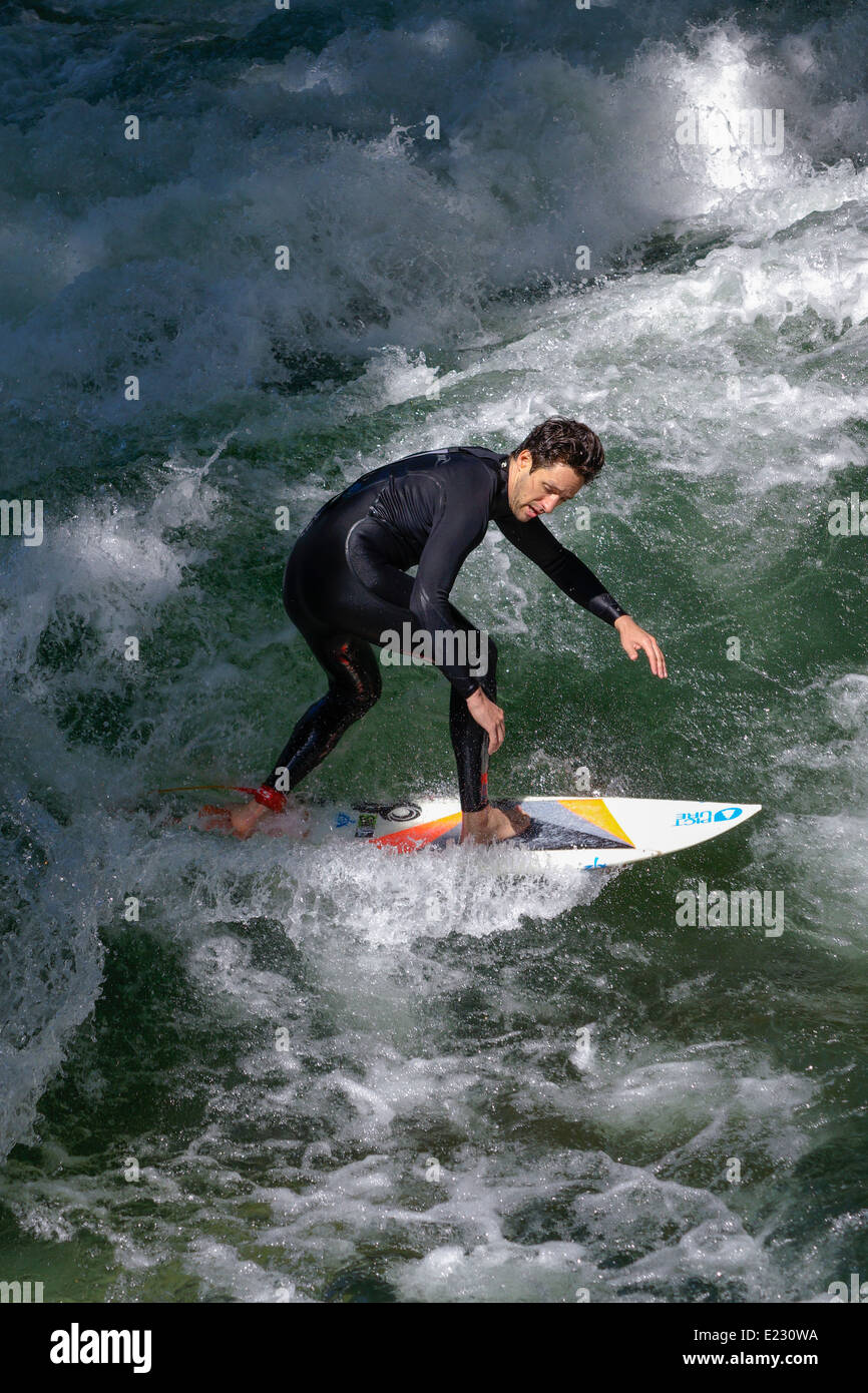 Surfer am EisbachWelle Fluss Isar, englischer Garten, München, Upper