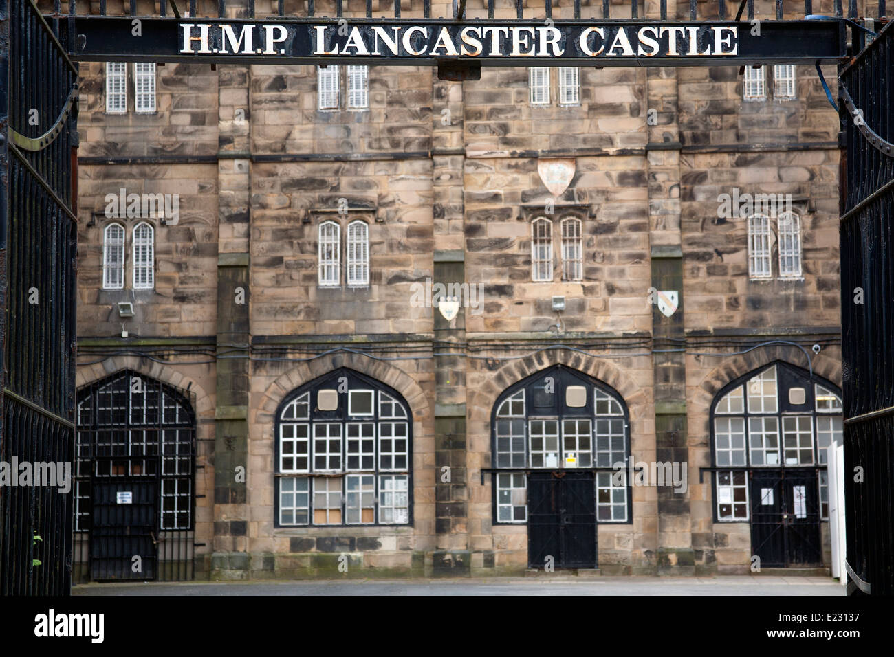 Ortseingangsschild nach ihrer Majestät Gefängnis Lancaster Castle, Castle Park Lancashire England UK Stockfoto