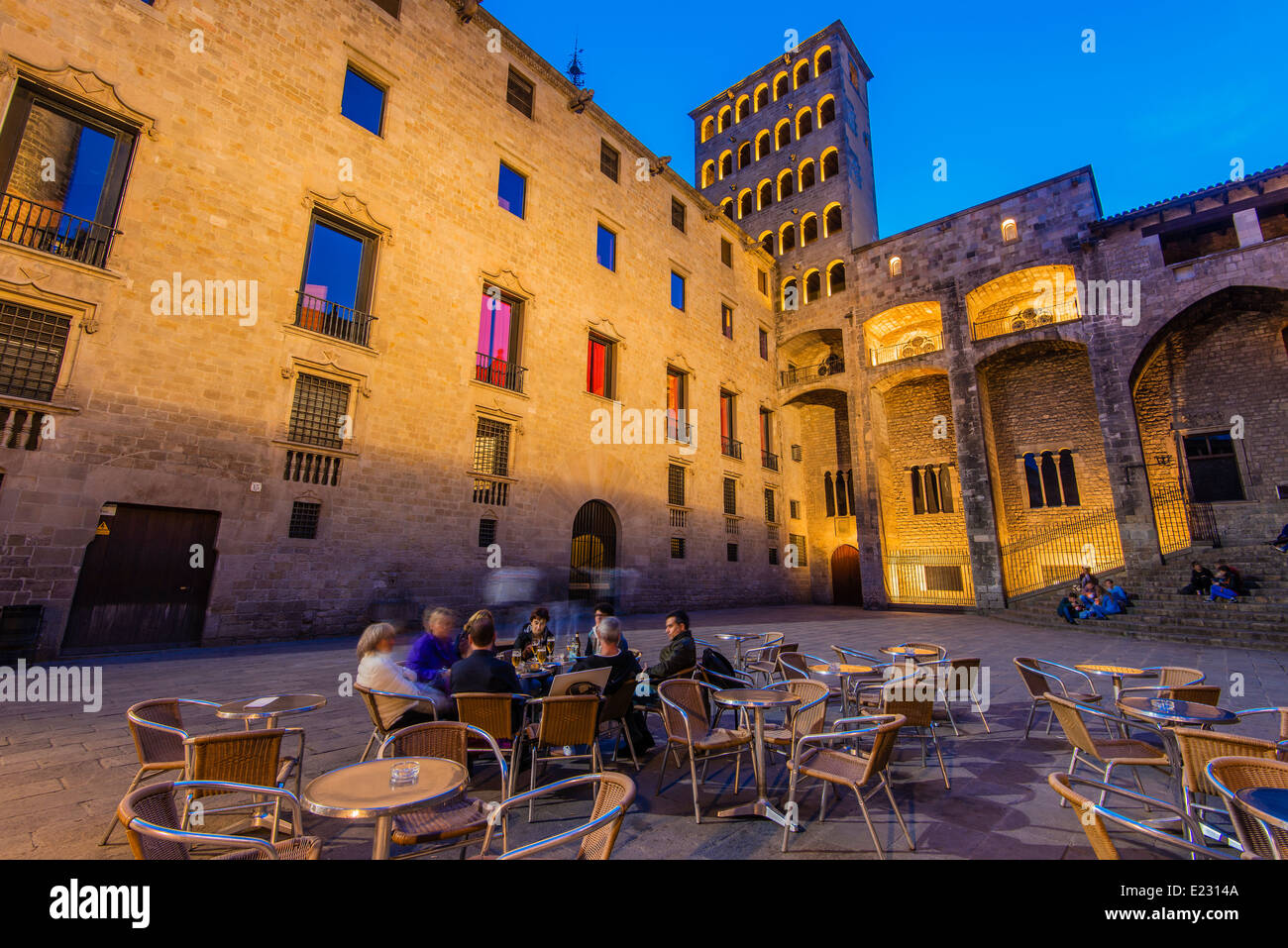 Menschen sitzen in einem Straßencafé in Plaza del Rey oder Placa del Rei, Barcelona, Katalonien, Spanien Stockfoto