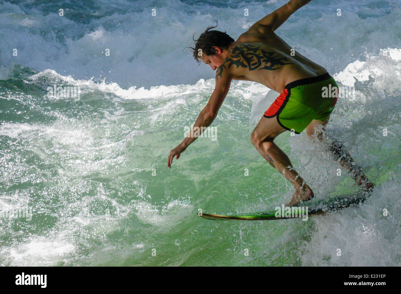 Surfer am EisbachWelle Fluss Isar, englischer Garten, München, Upper