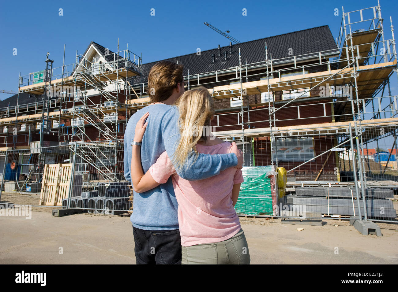 Junges Paar Blick auf neu gebauten Häuser auf Baustelle Stockfoto
