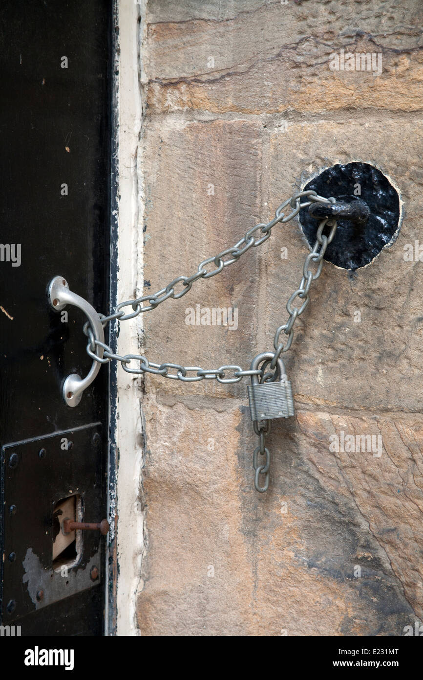 Vorhängeschloss Tür mit Kette in der Wand ihrer Majestät Gefängnis Lancaster Castle, Castle Park Lancashire, England UK Stockfoto