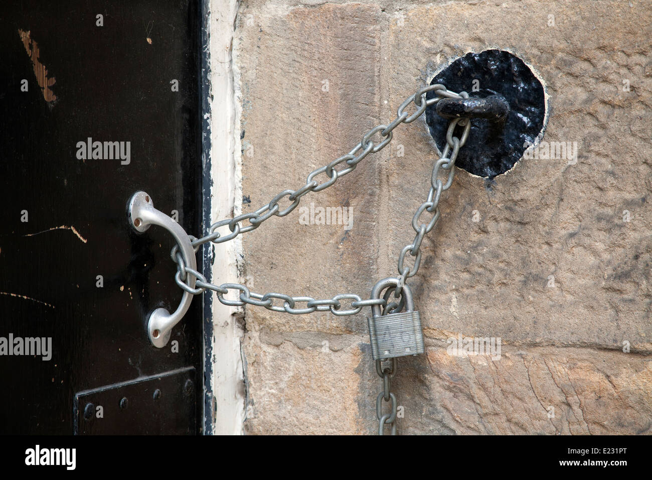 Vorhängeschloss Tür mit Kette in der Wand ihrer Majestät Gefängnis Lancaster Castle, Castle Park Lancashire, England UK Stockfoto
