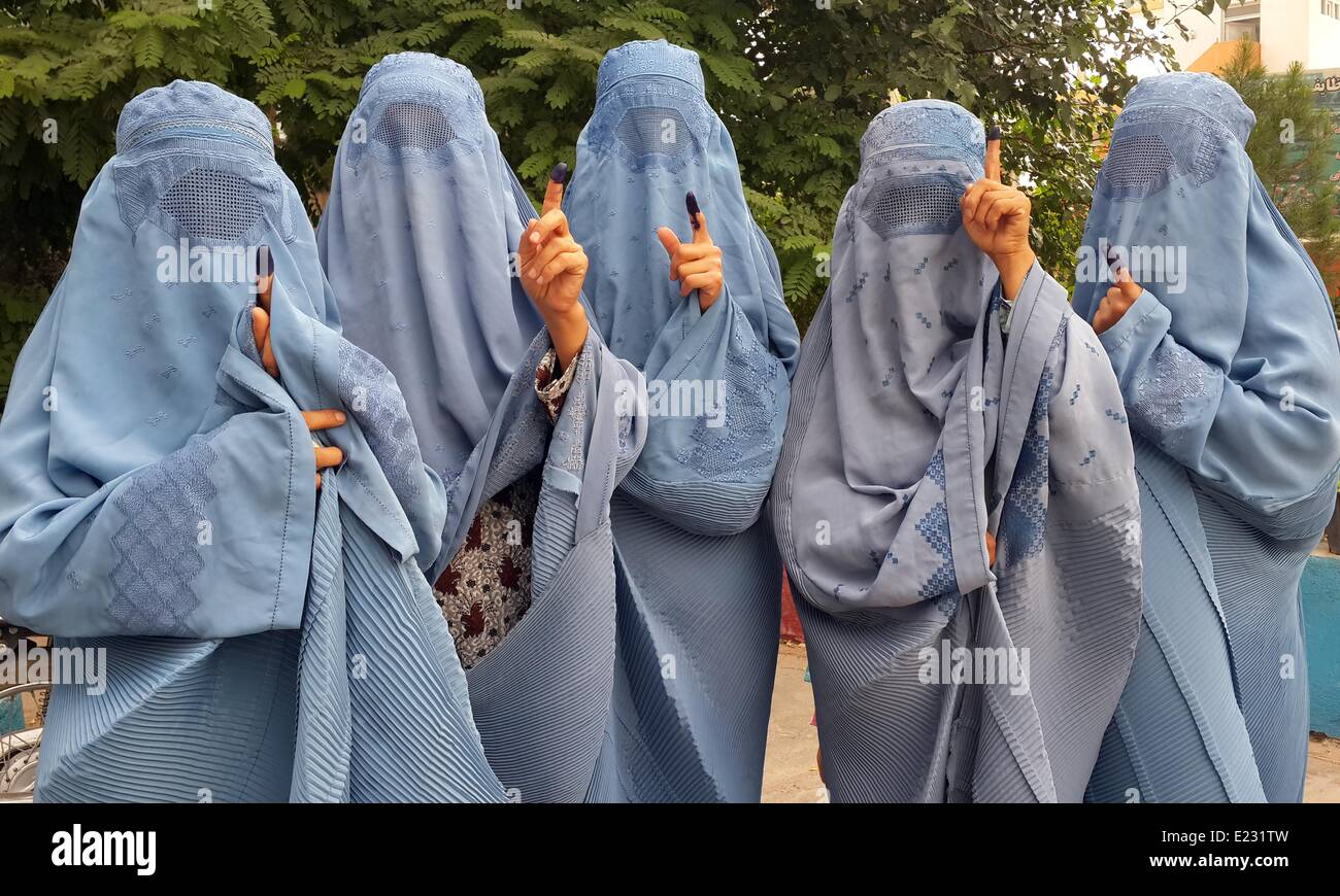Afghanische Frauen in Burkas Traitional zeigen eingefärbten Finger nach der Abstimmung 14. Juni 2014 in Herat, Afghanistan. Afghanen wählen einen neuen Präsidenten in einer Stichwahl ausgehende Führer Hamid Karzai zu ersetzen. Stockfoto
