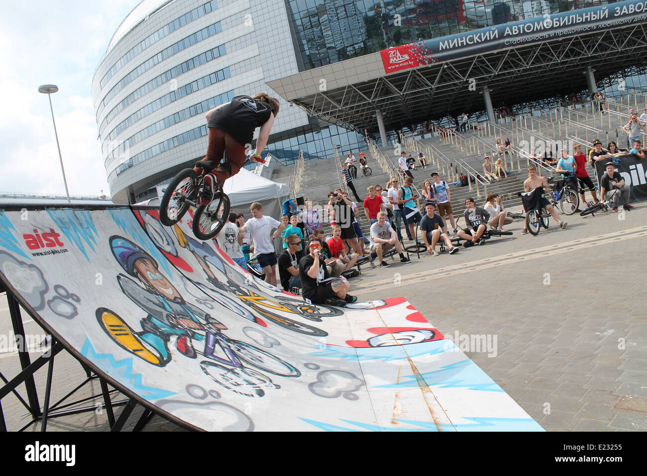 fröhlich sportlich Straßenfest unter Himmel Minsk Sportspiele Juni 2014 Stockfoto