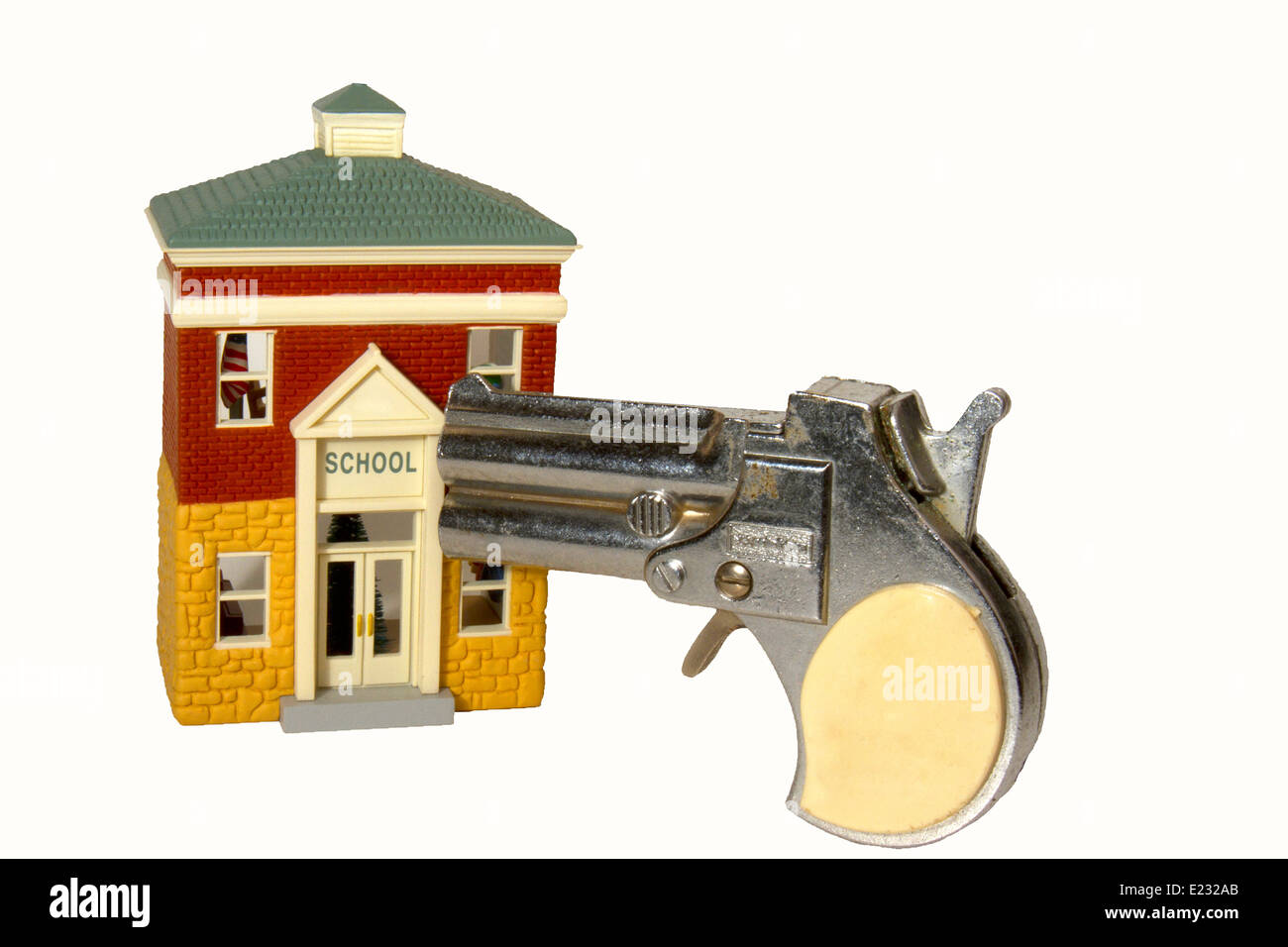 Spielzeug Pistole Düse wies im Schulgebäude Stockfoto