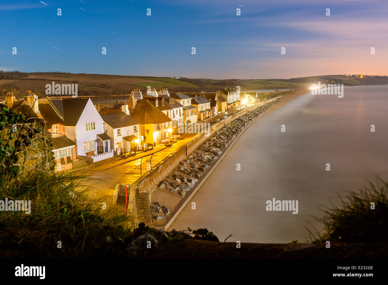 Nacht Blick entlang Slapton Sands, ein schmaler Streifen Land und Kies Strand trennt das Süßwasser See Slapton Ley. Stockfoto